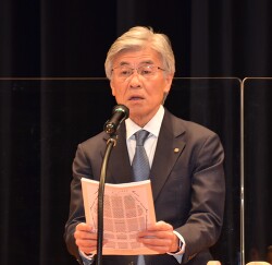 決議採択